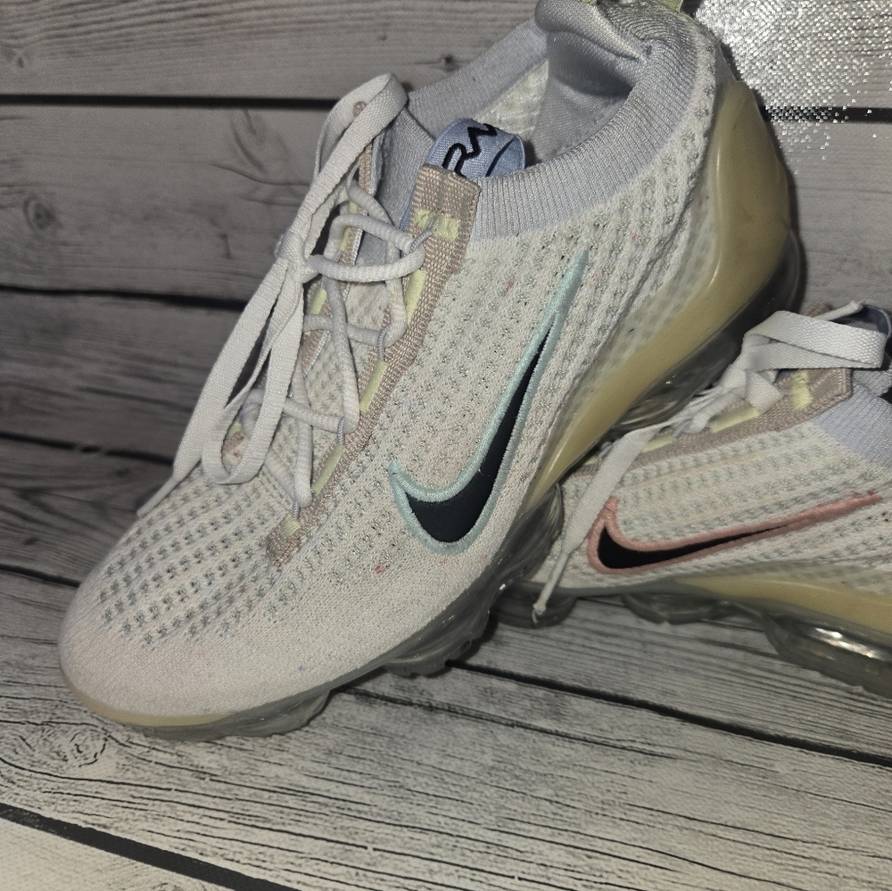 Nike Vapormax 2021 FK Youth Size DQ7758-100 Youth Sz 4Y Womens 5.5 - Picture 3 of 10